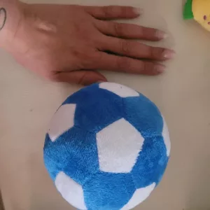 Jucărie moale de tip minge de fotbal cu scârțâit primită de la clientul F******r.
